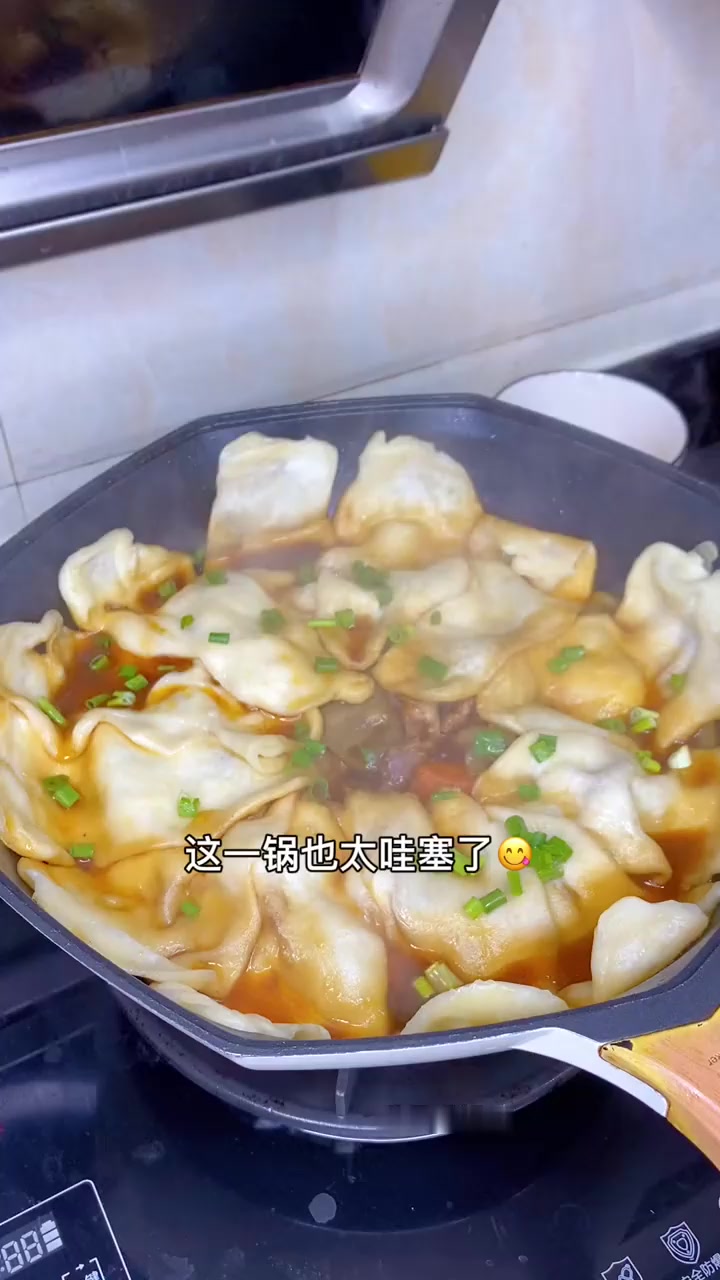 在家做了地锅鸡一大锅贴饼，哇味道真的也太绝绝子