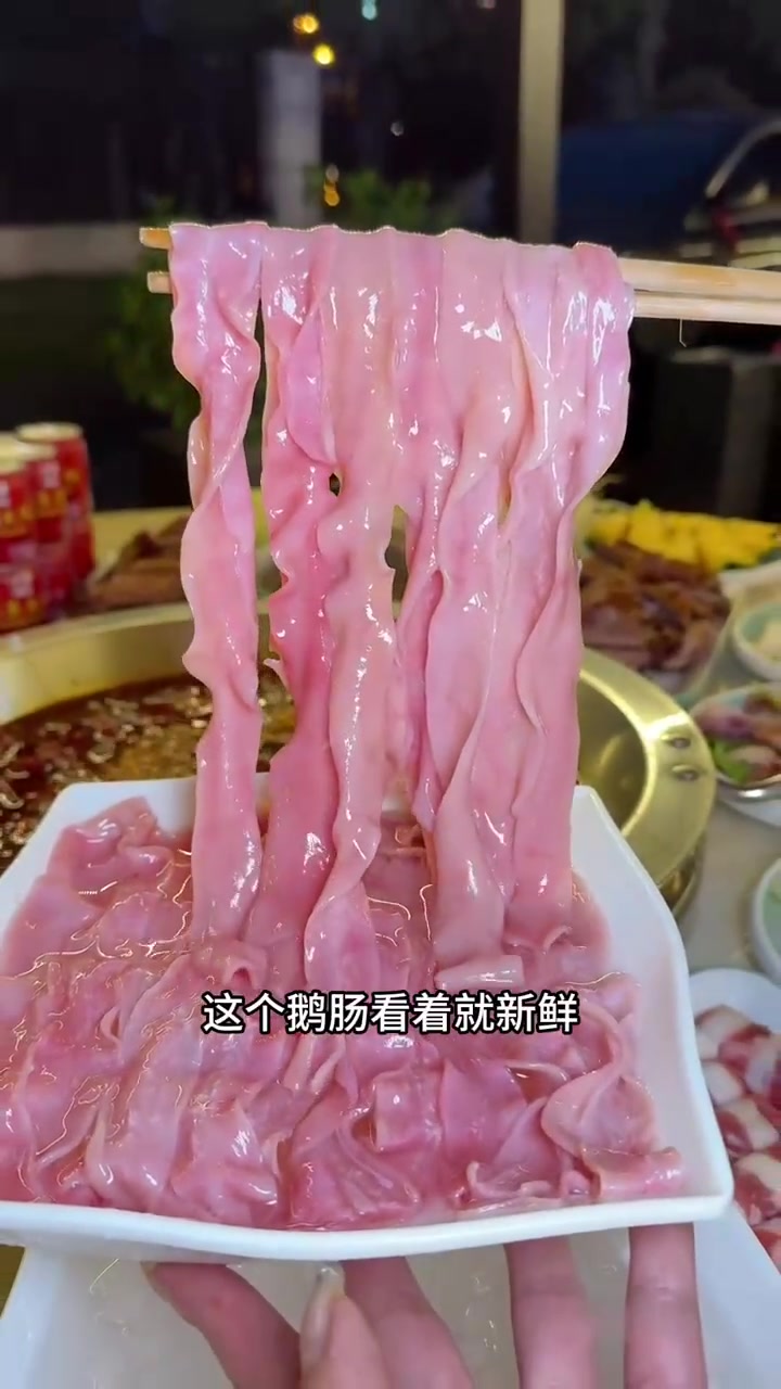 开在郫都的火锅店竟然把正宗的九尺鹅肠、九尺板鸭都搬过来了