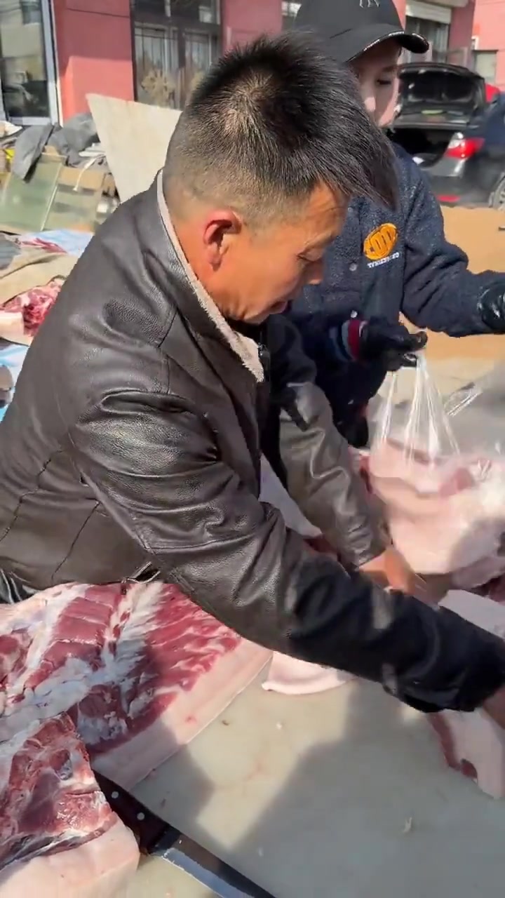 东北大集500多斤土家肉，大哥200元买20斤肥膘