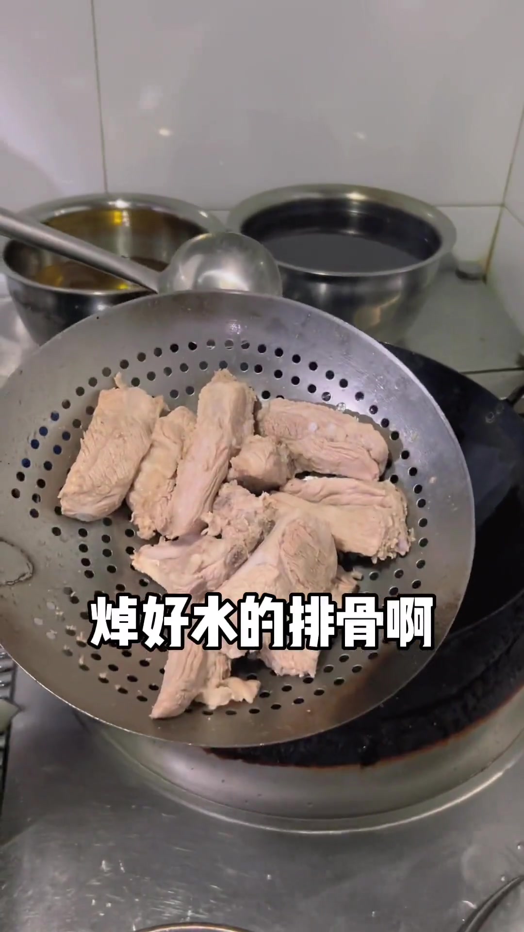 今天给大家做一个排骨炖芸豆,汤汁拌饭老香了