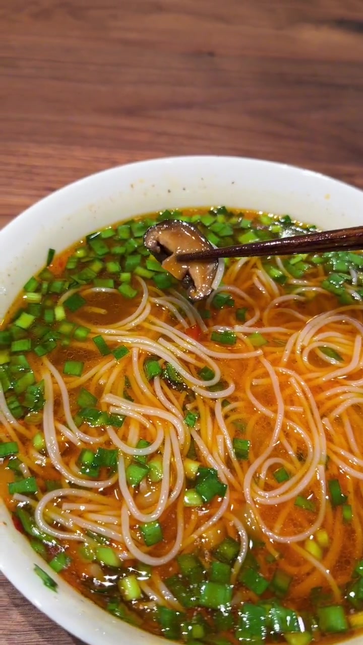 忽然想吃洛阳的红油香菇鸡块米线
