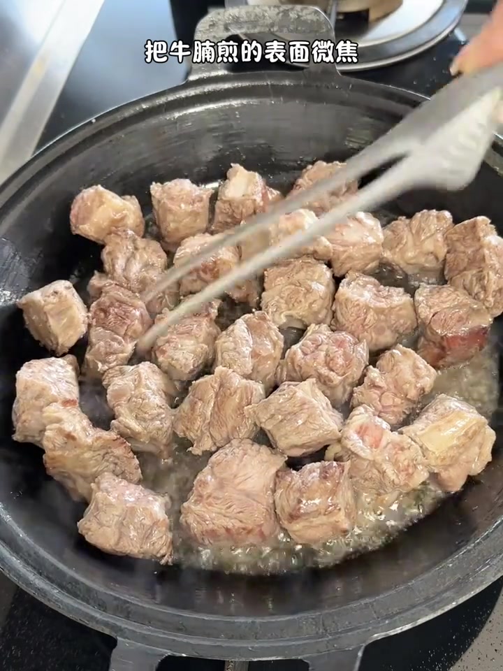 长个子的季节多给孩子吃些牛肉，做成这样的番茄牛肉罗宋汤，汤汁浓郁