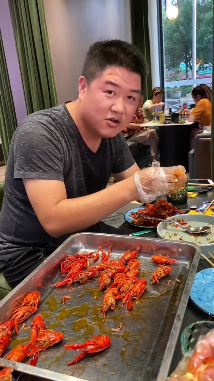 实拍旭哥采访上亿富豪，吃小龙虾超豪横