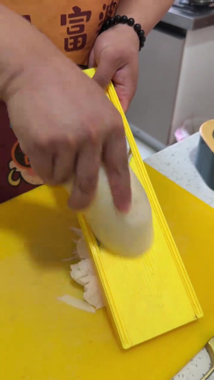 玉米饼小河虾，这饭食真的吃不腻呀菜园子里显冻了，但是不算太冷，菜都能缓过来还能继续吃鲜菜