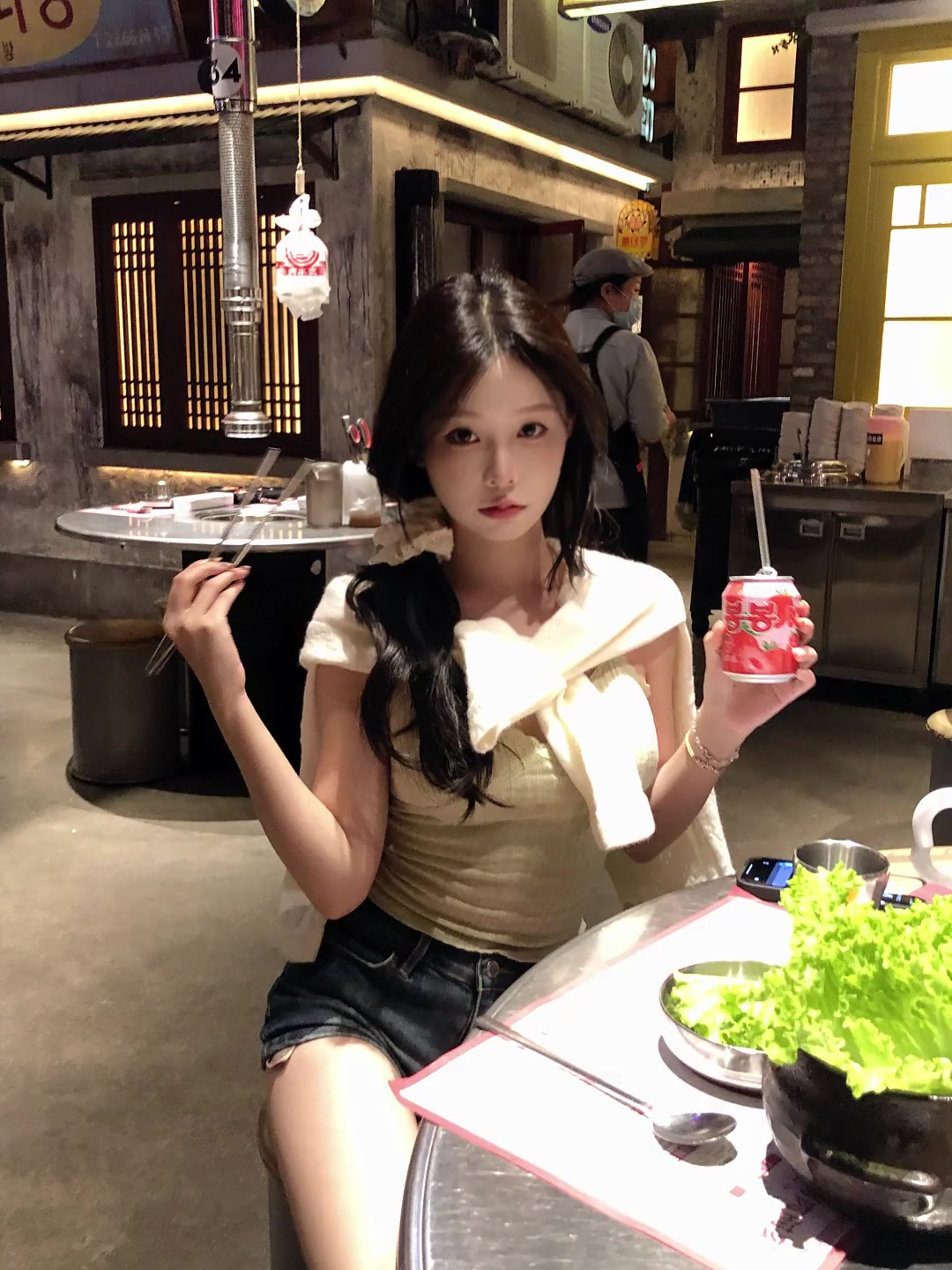 爱吃烤肉的小女孩