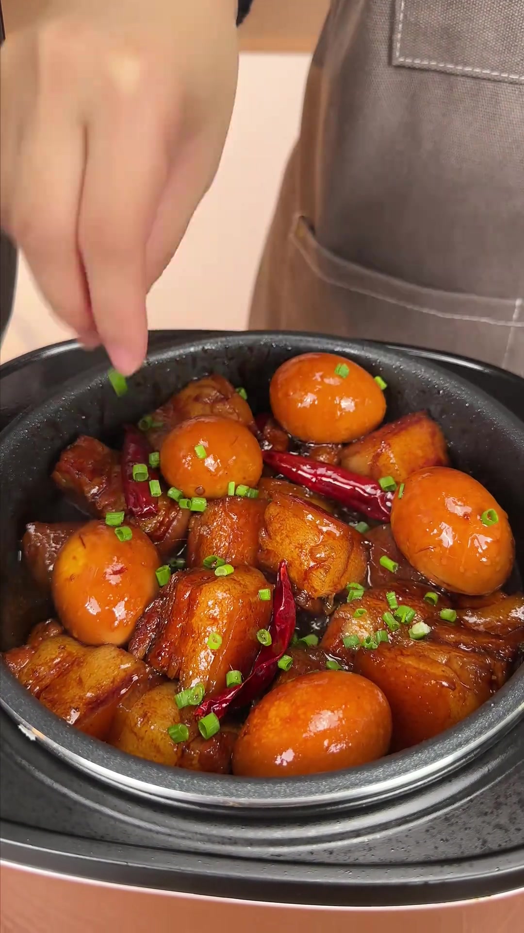 五花肉加鸡蛋可乐用电饭锅做，好吃又下饭