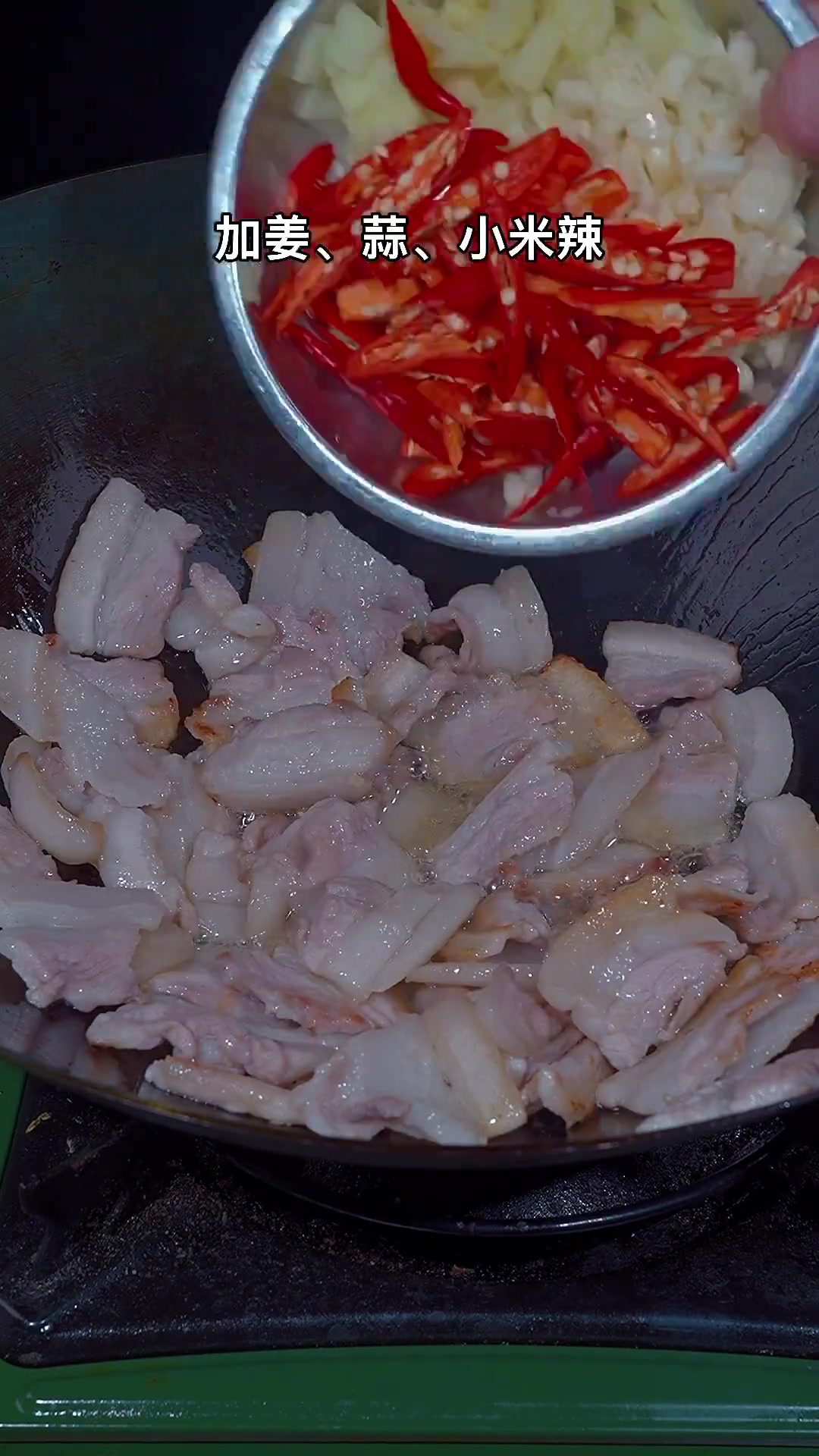 秀珍菇炒肉这样做,鲜香开胃,我老公能吃三碗大米饭