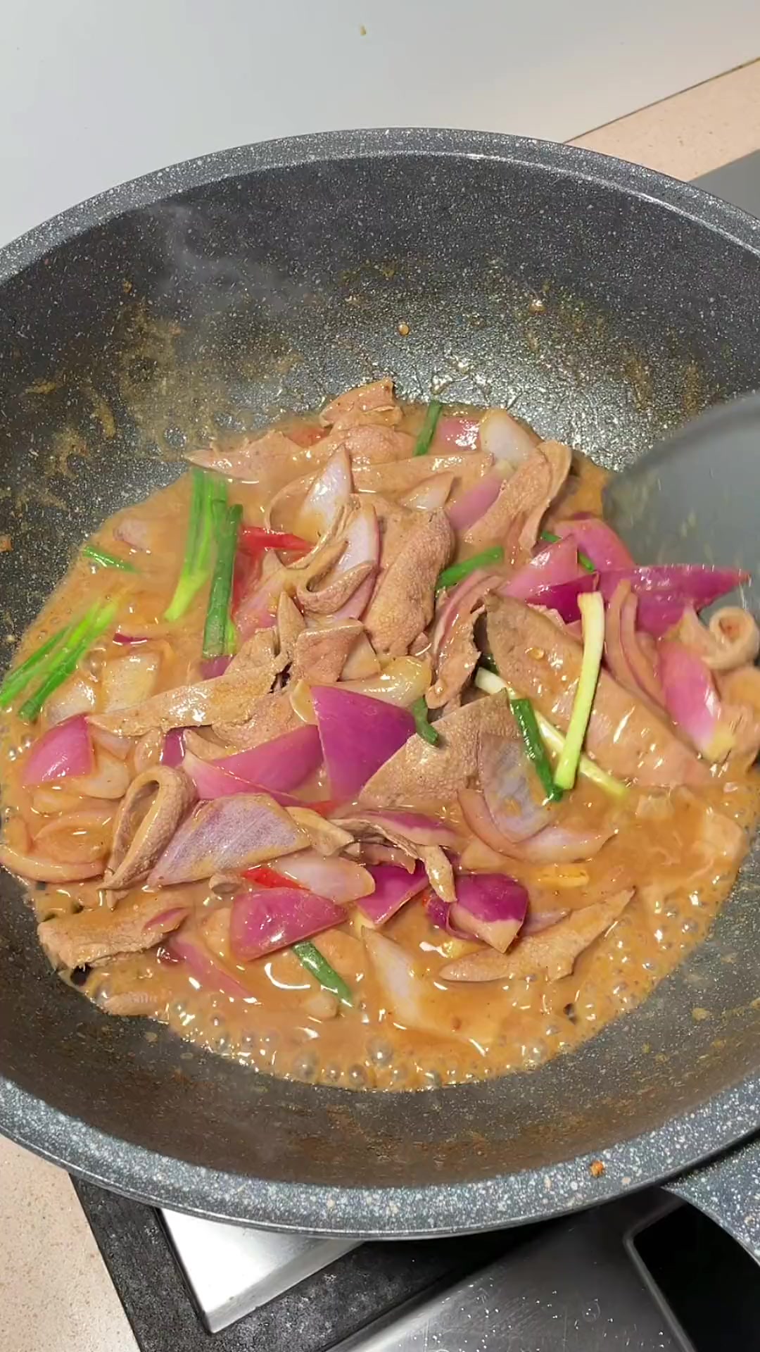 这样做的洋葱炒猪肝不腥不柴，超下饭