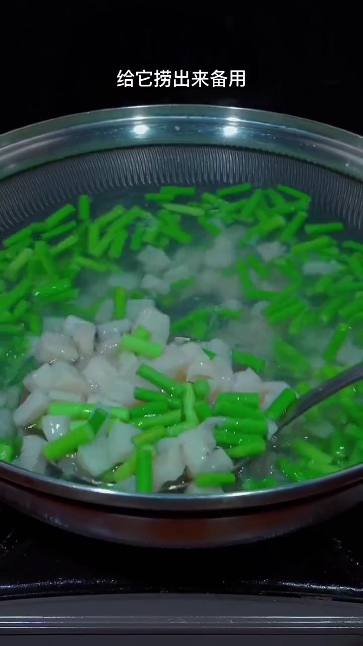 这样做的莲藕炒肉，香辣过瘾，好吃又下饭