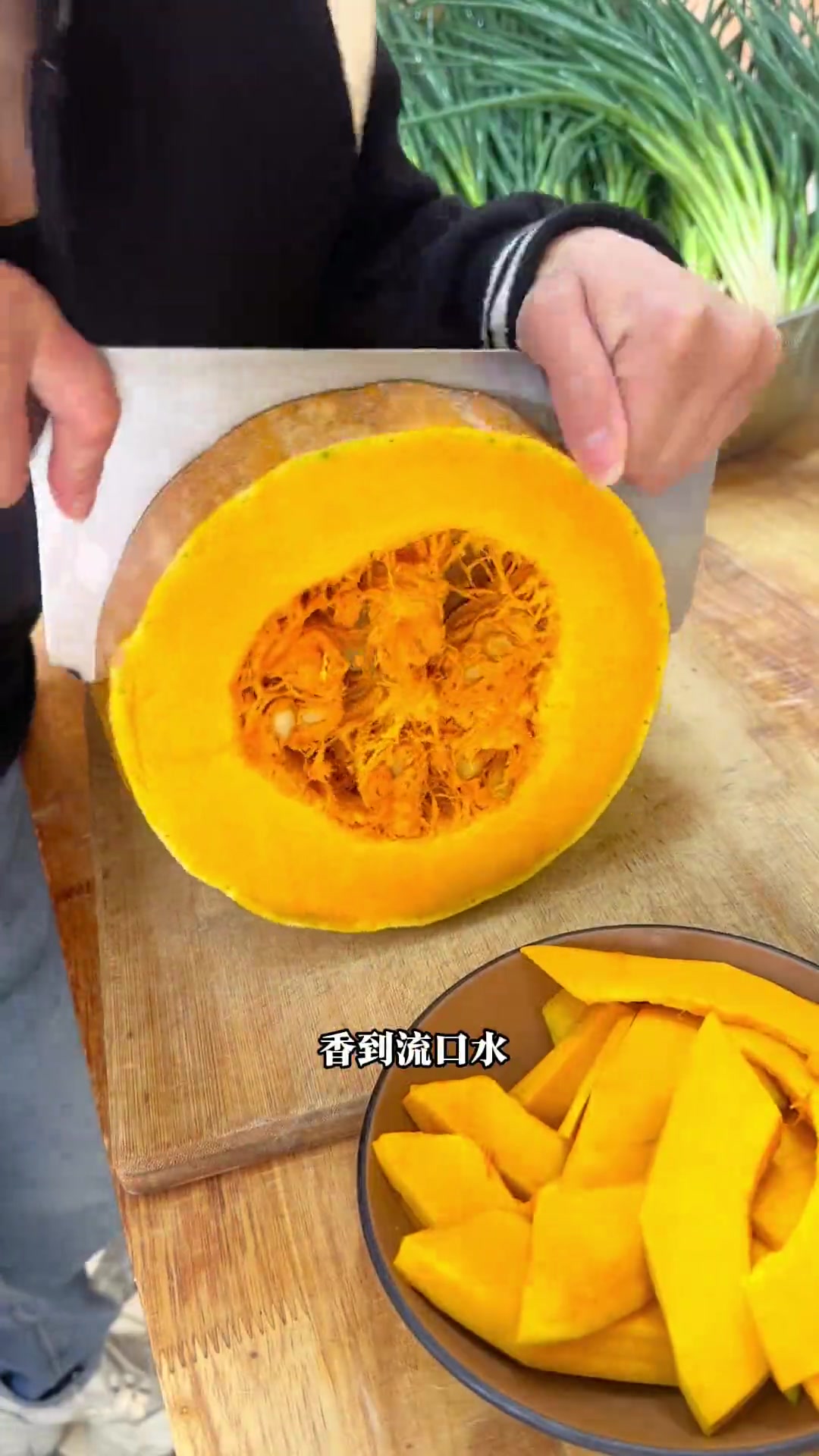 90后姐弟在成都卖包子花卷养家，坚持手工制作