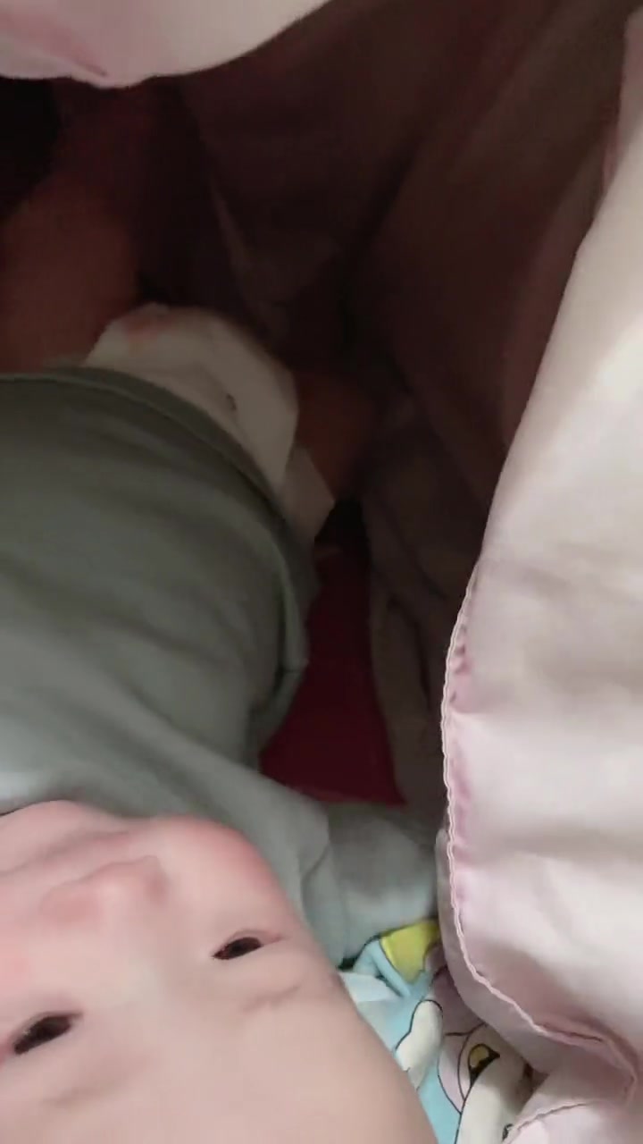 早上好夜里你挨着这两条腿，噔的属实疼，别看人小挺有劲