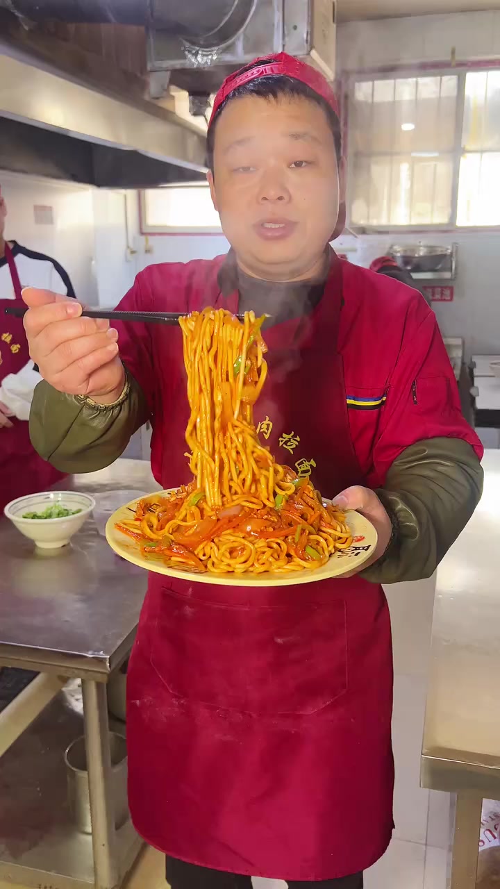 今天教大家怎么做鸡蛋炒拉面，我是拉面时哥，在河南漯河做拉面，已经做了16年了，如果志同道合