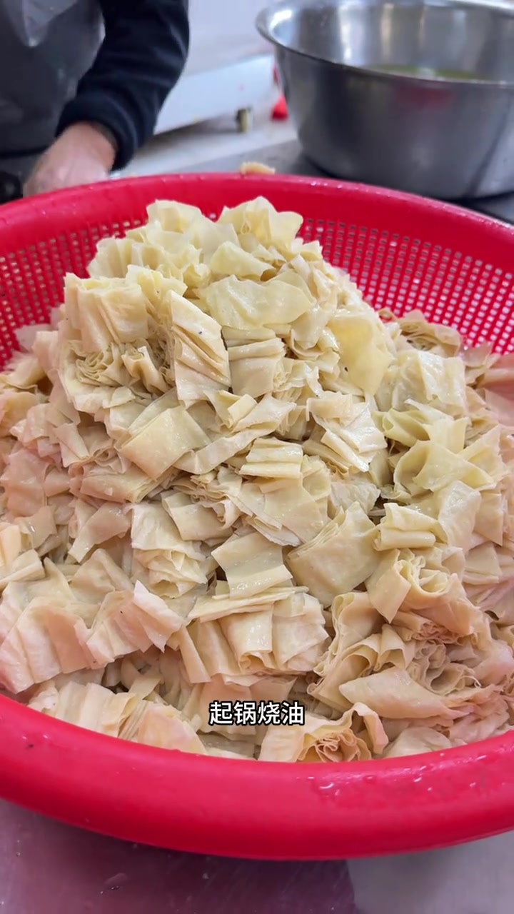 今天给大家分享一道食堂新菜品，蛋白肉炒肉，豆香味十足，好吃又实惠