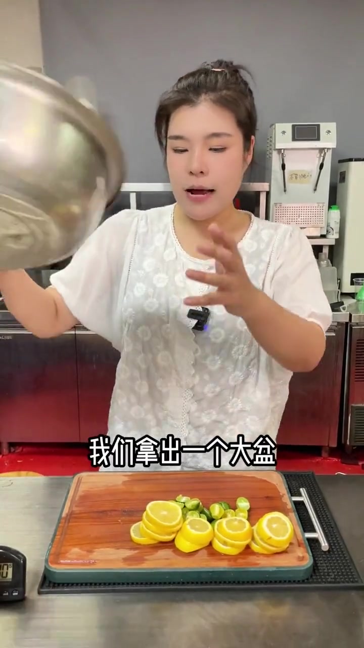 美食里当然少不了这个酸酸甜甜的金桔柠檬百香果糖水！