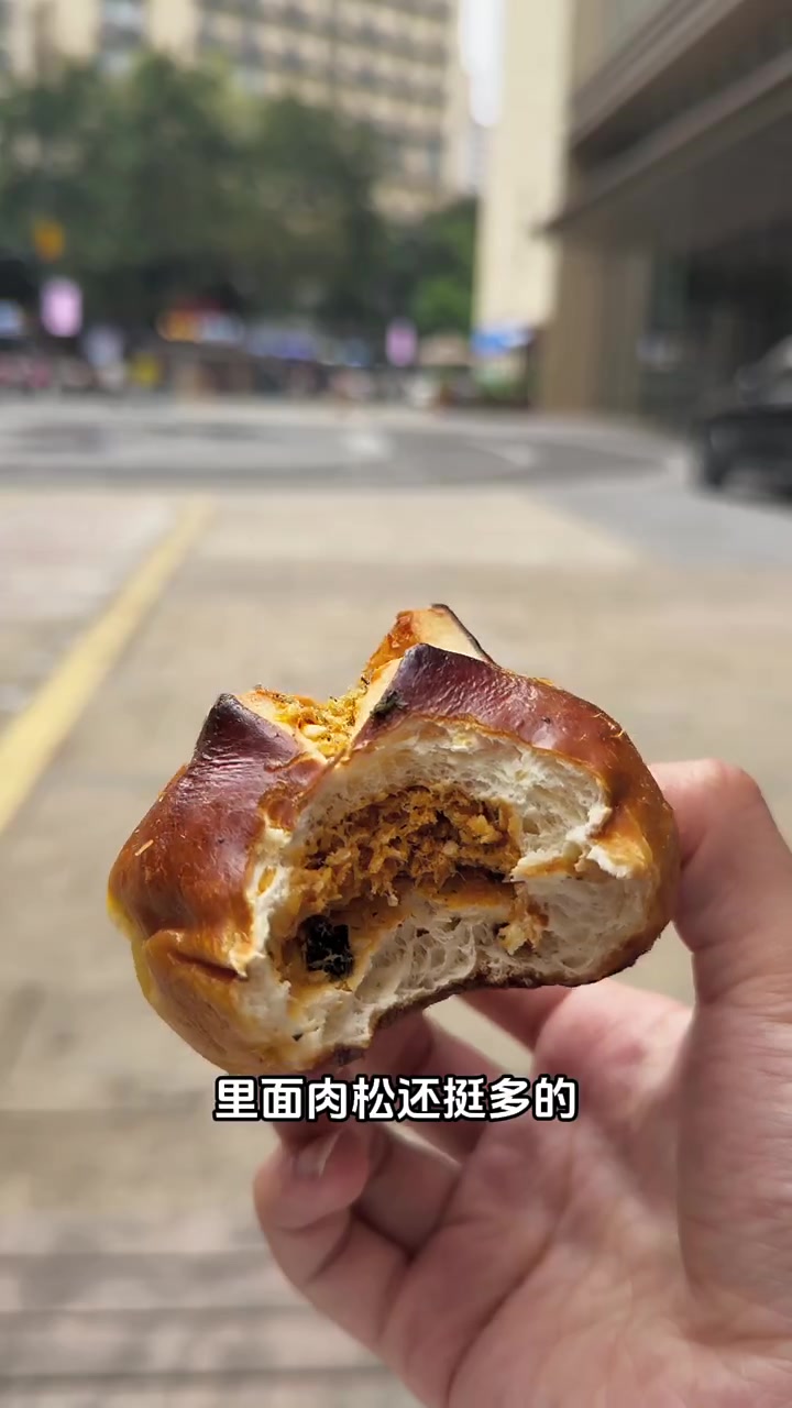 边走边吃各种花式碱水面包,真的停不下来,走路都不带累。味觉大于痛觉
