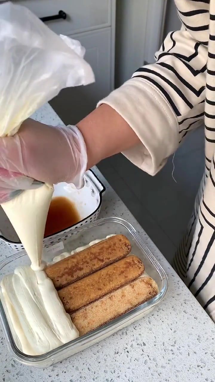 做了他喜欢吃的提拉米苏蛋糕和我爱的木瓜牛奶燕耳