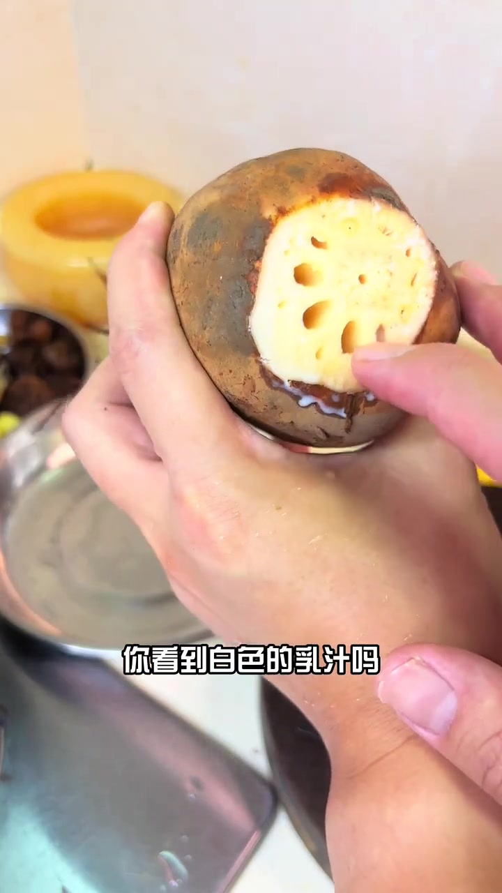 强烈推荐！广东省省汤莲藕排骨鸡脚汤～鲜嫩粉藕浓郁汤色！