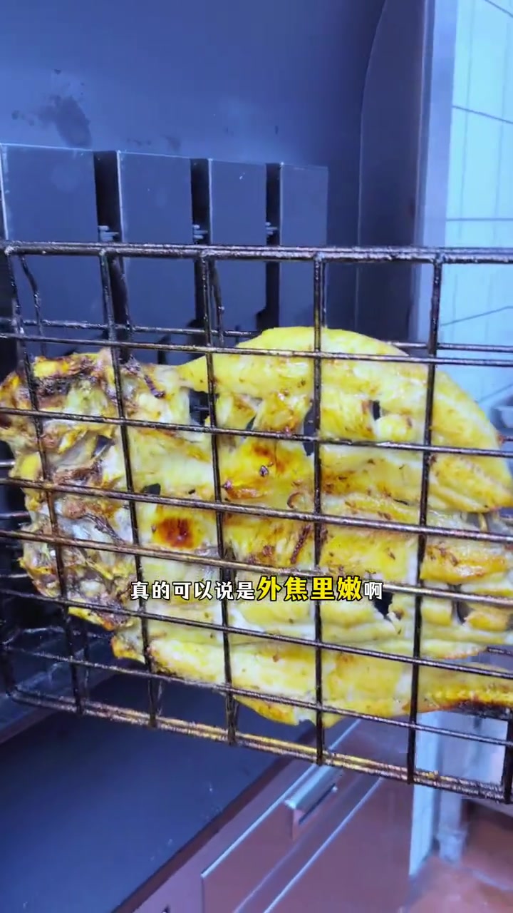 带咱们看一下他们家后厨烤鱼的现场，石家庄一条好吃的烤鱼九种口味可以选择