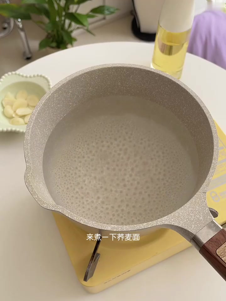 分享一个荞麦面的神仙吃法！做成煎饼低卡饱腹，拯救吃不下荞麦面的姐妹～