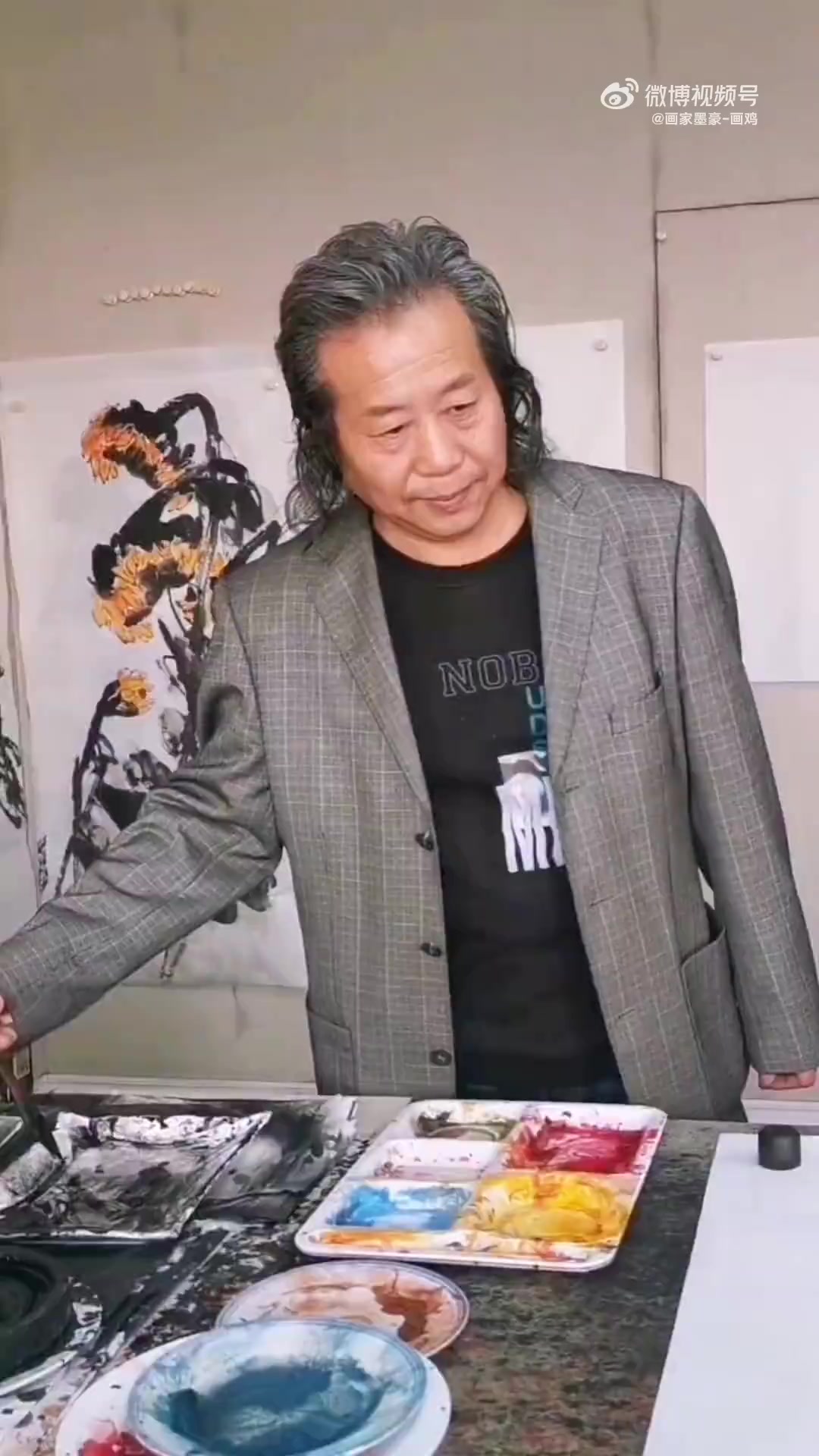 墨豪挥毫，麻雀振翅欲飞，墨韵藏风，灵动破纸！画家墨豪 景德镇陶瓷上画鸡墨豪墨豪画鸡