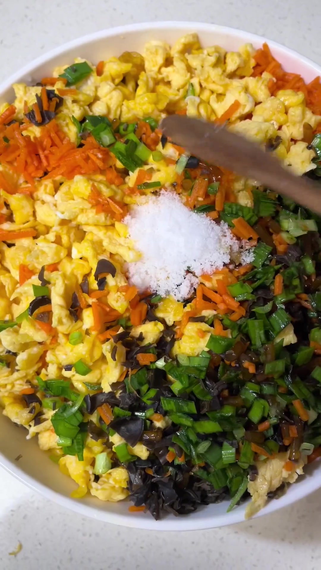 热气腾腾的大包子来了,这个馅的包子太好吃了,一不小心吃了三个