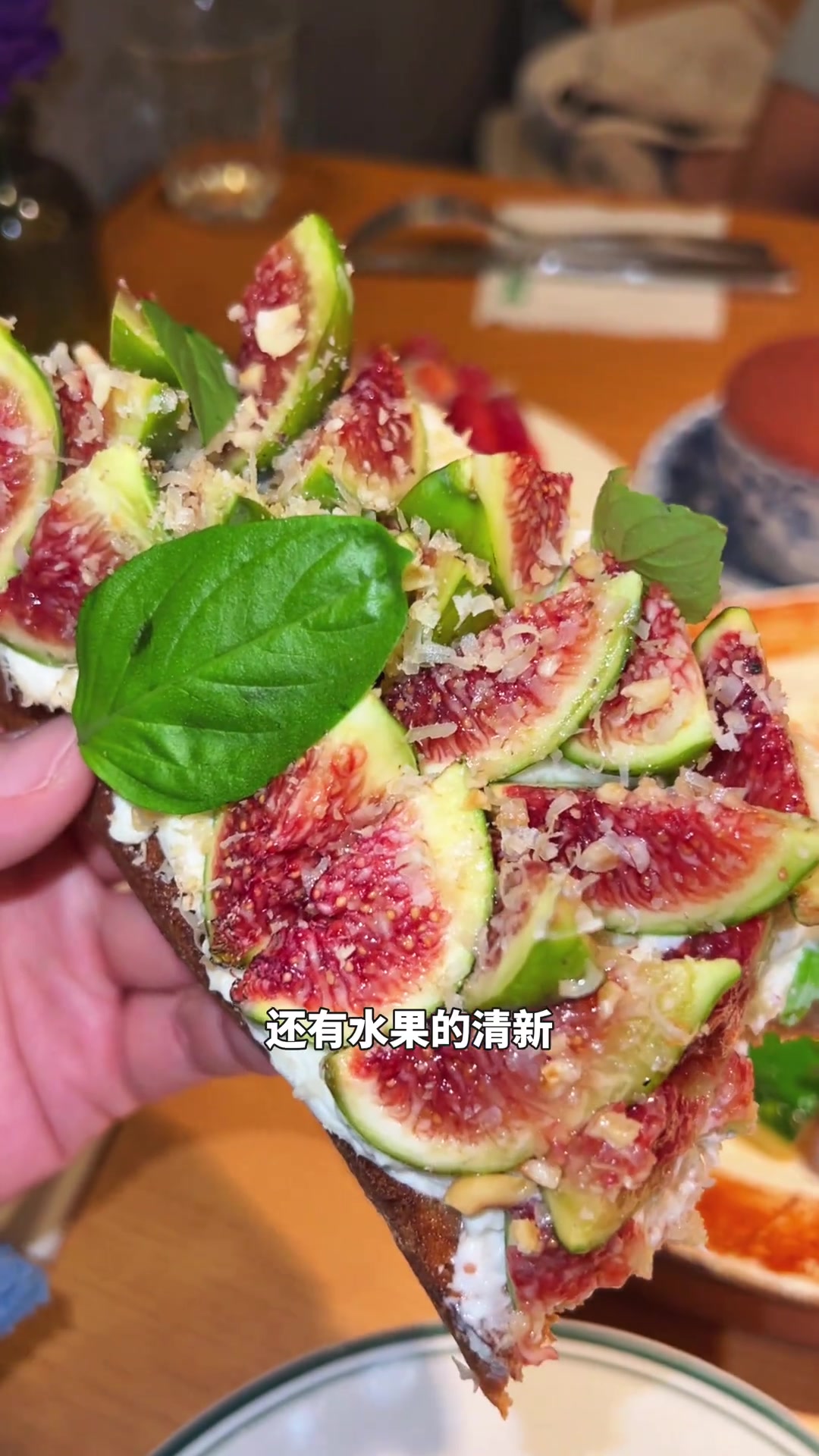 桌前现做的提拉米苏，吧台现做的草莓蛋糕，各种开放式三明治，原来我也会因为好看质疑会不会不中