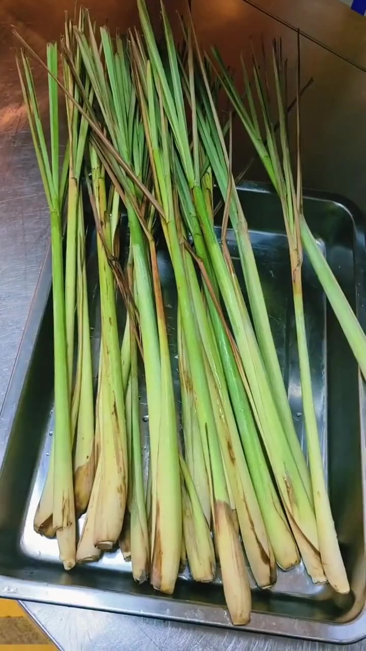 用炸的香茅草做装饰菜品，感觉是不是一下子就上来了