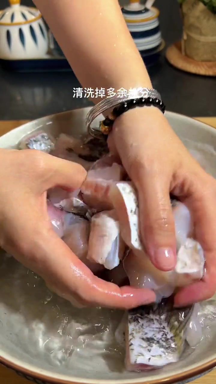 现在猪肉又开始涨价，还是这鱼尾肉实惠，花8块做了满满一盘香辣鱼块