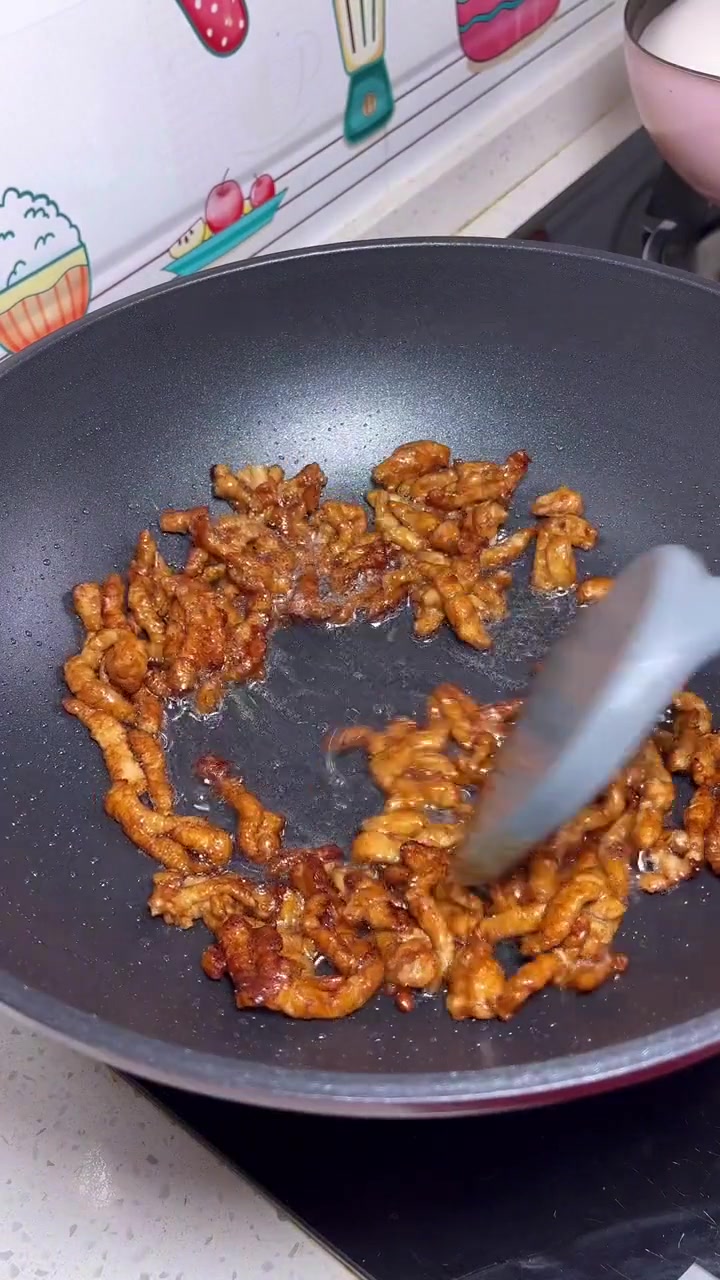 不知道吃什么的时候，试试这个香菇肉丝面，汤鲜味美，面条劲道
