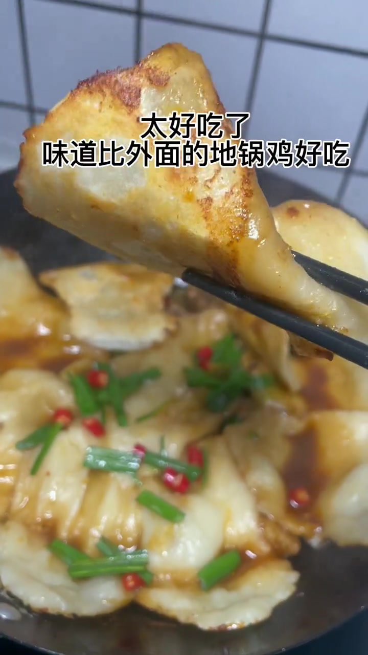 地锅鸡贴饼子，百吃不厌，老公说比饭店的好吃多了