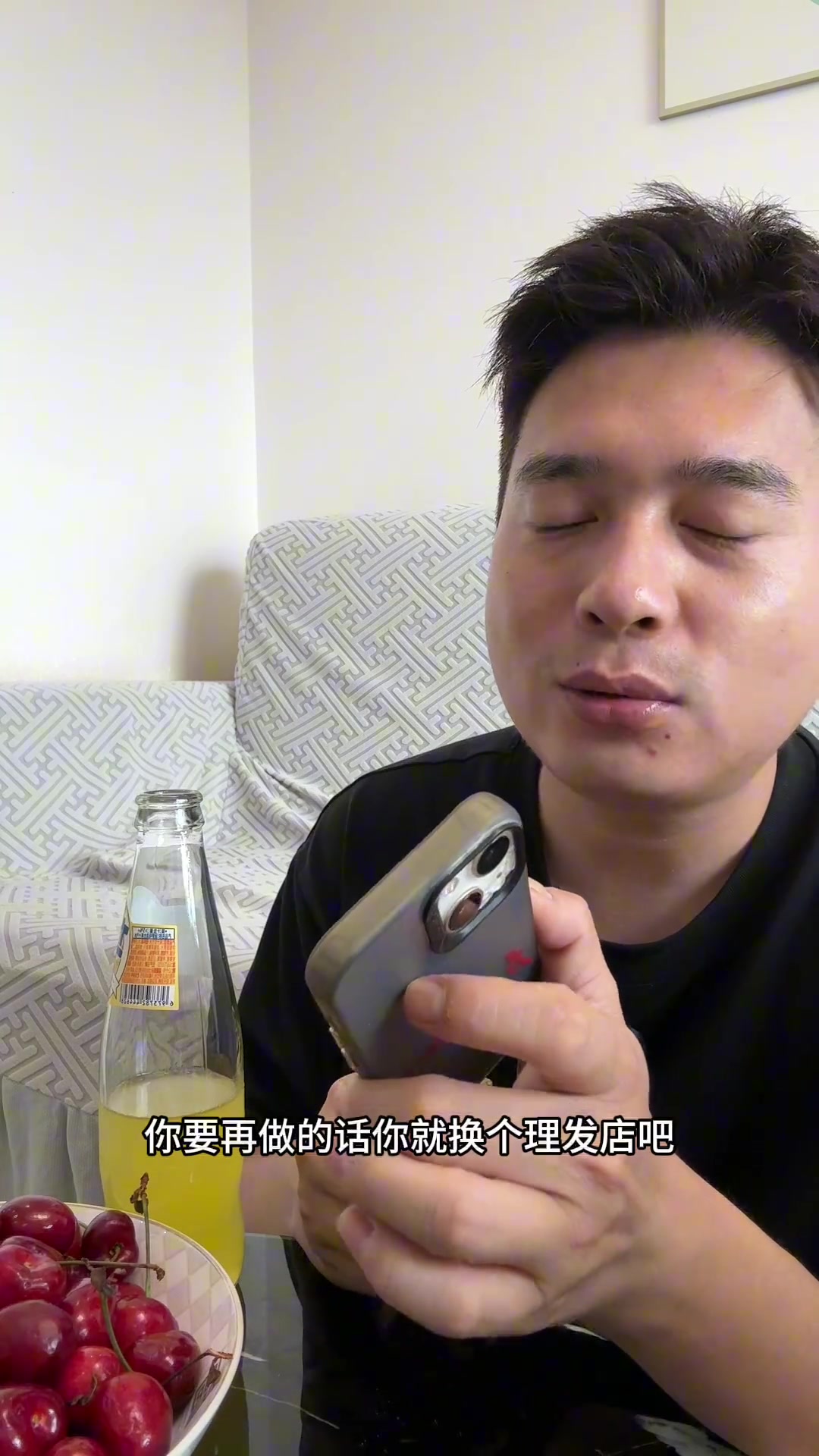 在家染冷棕色头发,如何避免头发分叉和解决自然卷问题?
