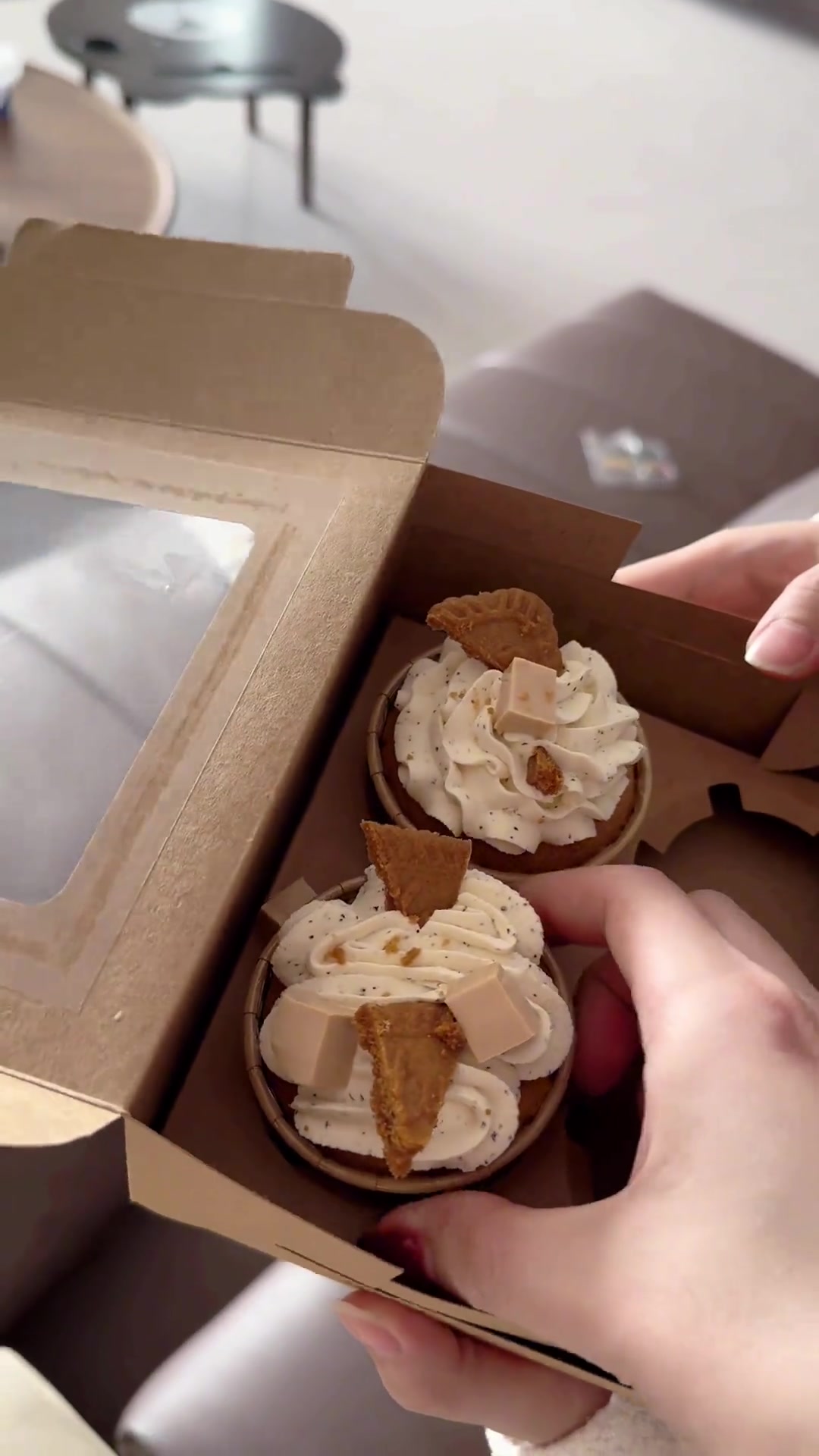 过几天两周年了！我妹买了杯子蛋糕还订了个大蛋糕来纪念一下