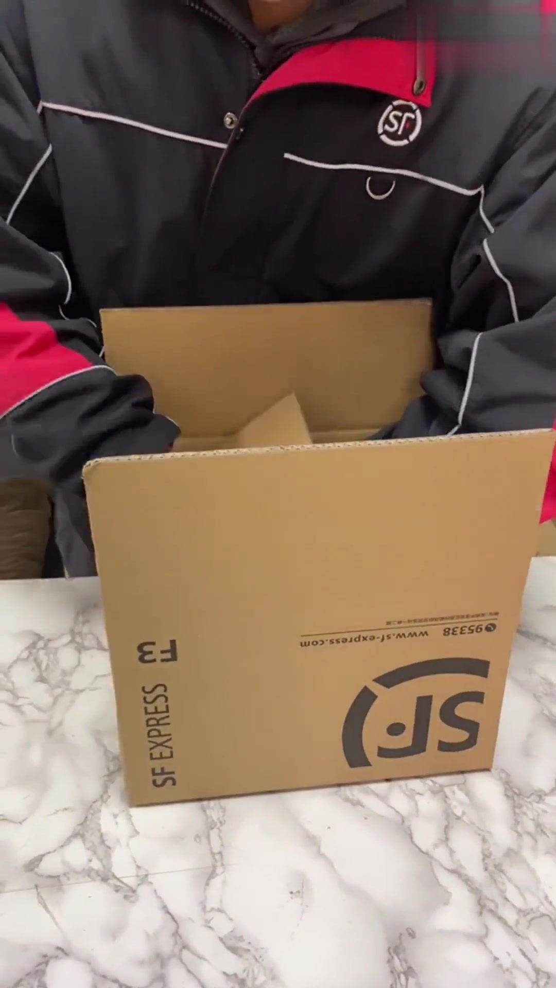 用快递寄鸡蛋靠不靠谱?小哥一系列操作告诉您:木问题!