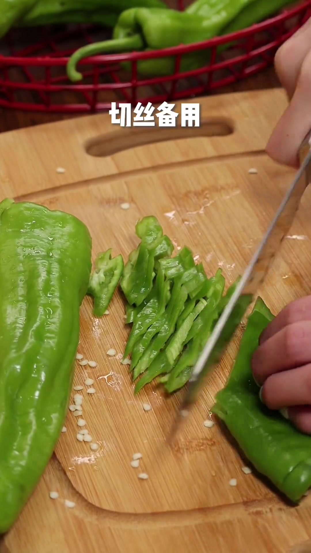 这份料足的青椒肉丝面！一碗也就顶外面十碗吧！谁吃了不幸福呢？