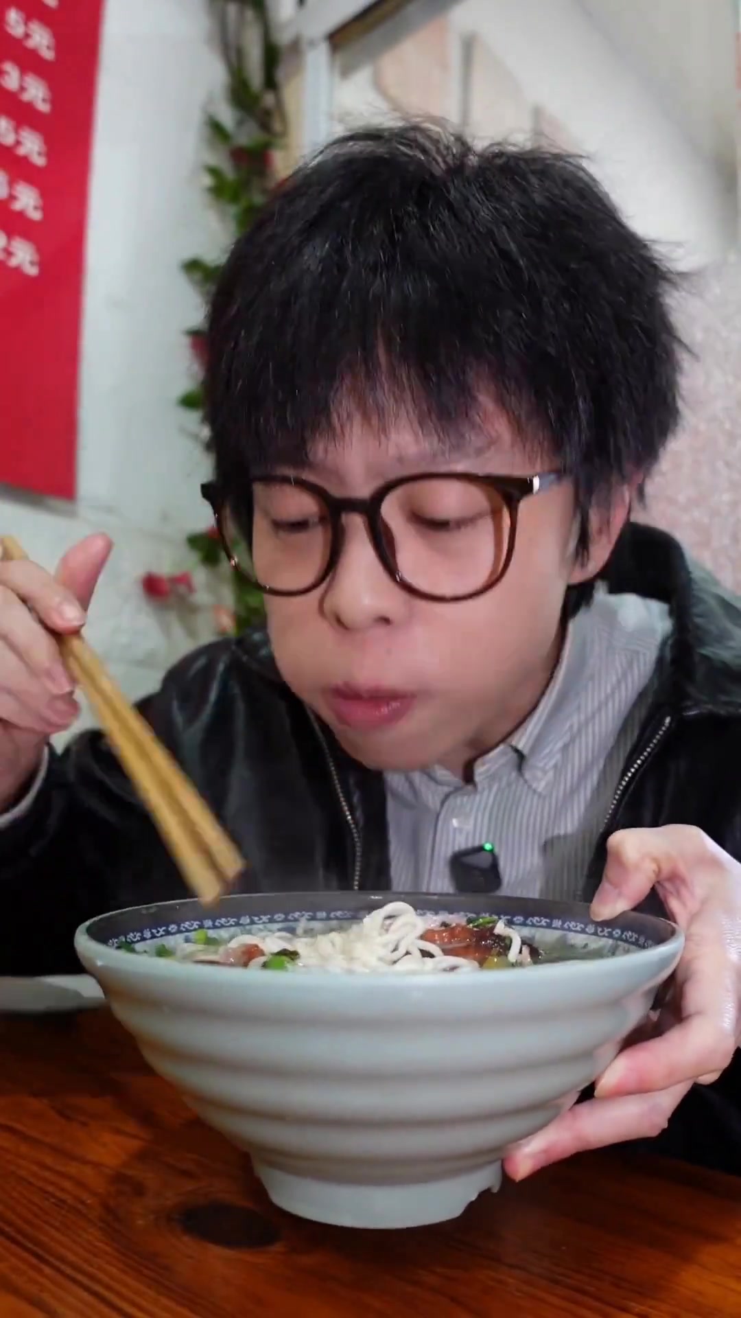 刚出炉的烧鸭，皮很脆，满口油汁，大口吃肉很过瘾