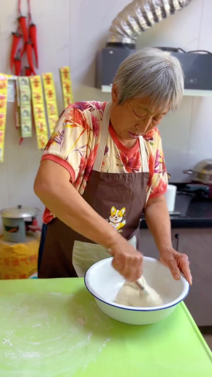天天都吃不腻的家常油饼做法，老妈这个方法烙的家常油饼层薄如纸，柔软劲道，凉了也不硬