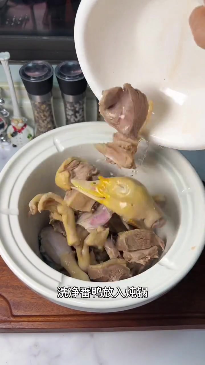 金线莲炖鸡汤，经典搭配。一家男女老小都要多喝的汤，赶紧炖给你爱的人喝