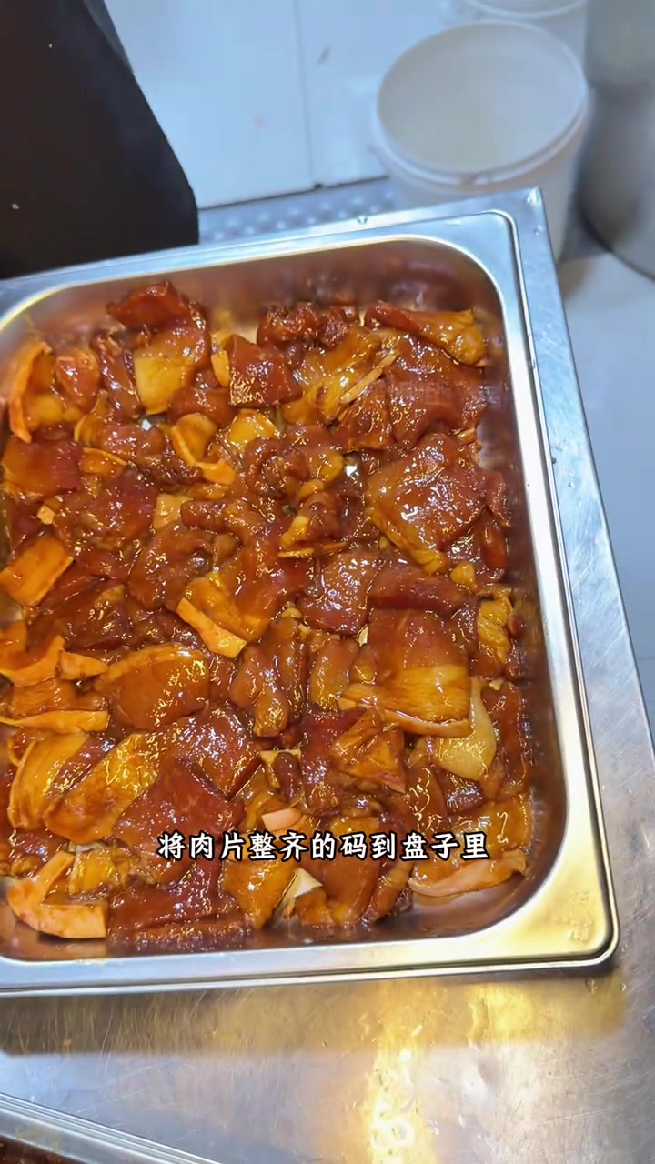 今天给大家分享一道广东家常菜咸鱼蒸五花肉，咸鱼的香味渗透进五花肉中，回味无穷，真的巨好吃还