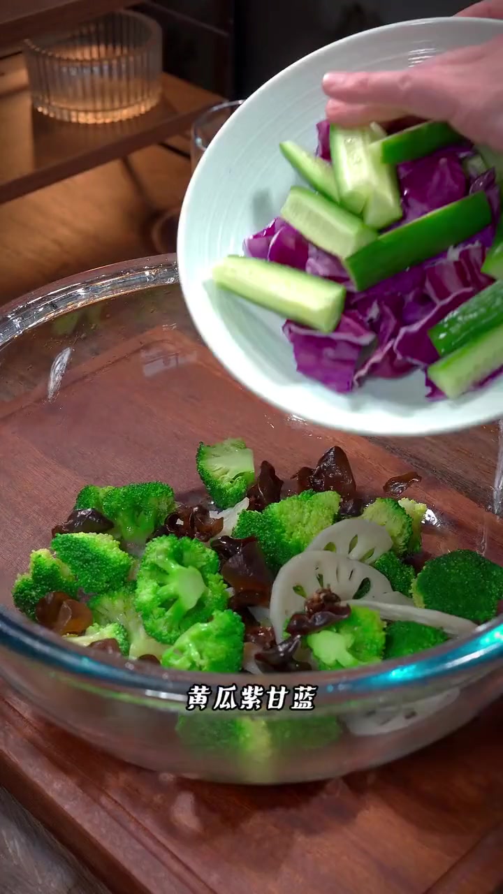 来一盘这个凉拌蔬菜园，不光繁花似锦寓意好，好吃营养不怕肉