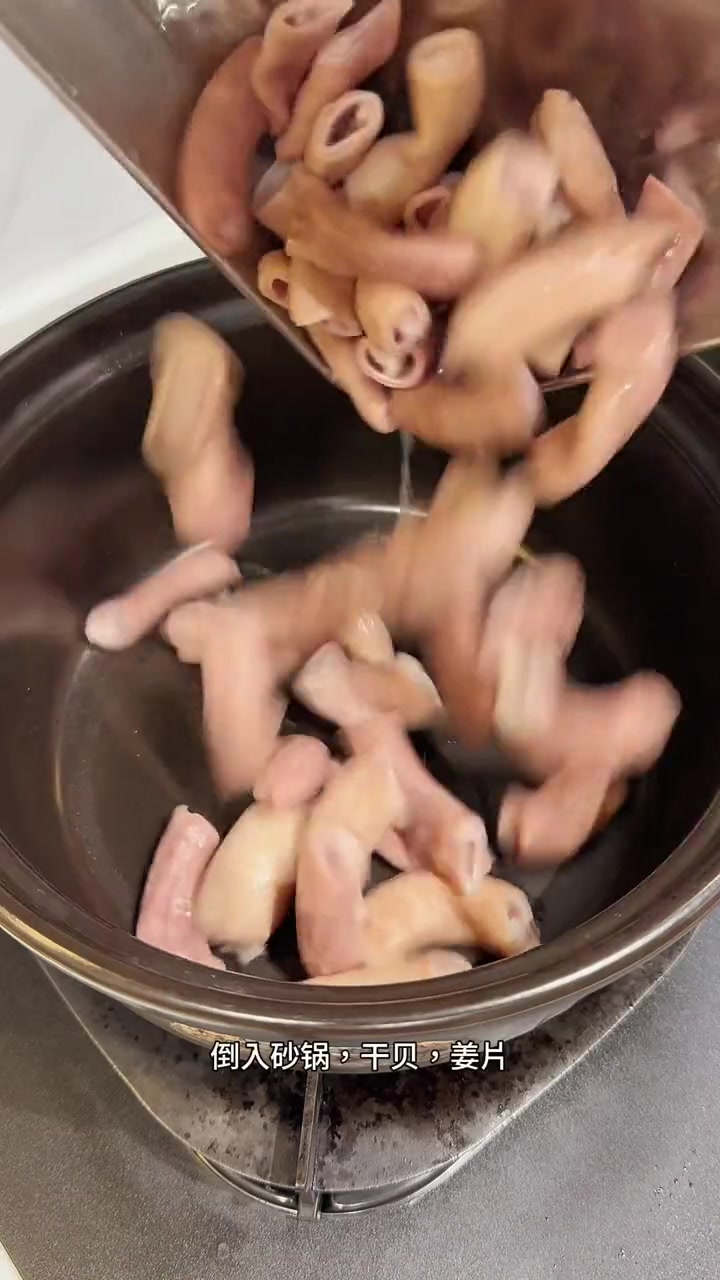 三菜一汤，白灼猪颈肉，小肠萝卜汤，鹿茸菇炒五花肉，蚝油生菜，家常菜简简单单