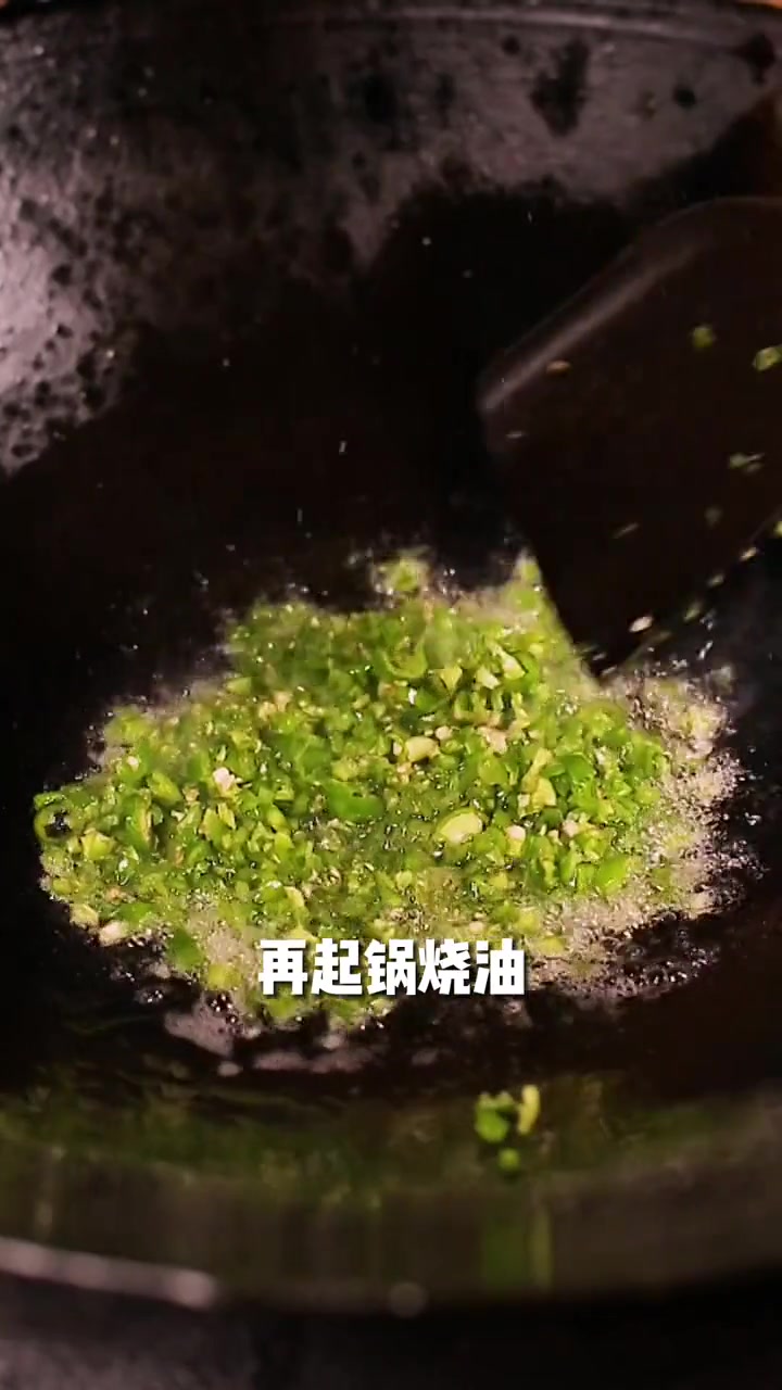 南瓜花正是盛开时，一份哩嫩滴南瓜花炒蛋，迎接介个夏天！