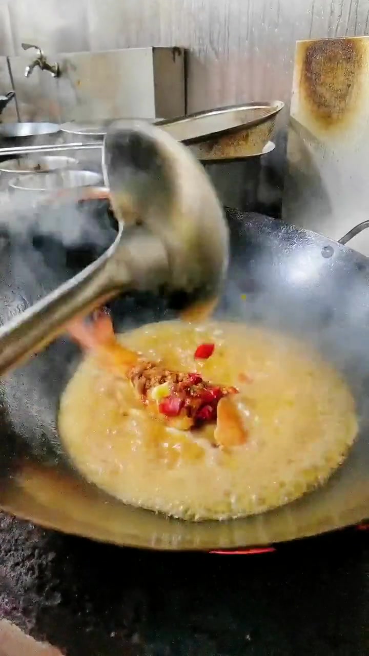 温州永嘉的田鱼因为水质好相当鲜美，加点溪螺一起烧，一个字好吃