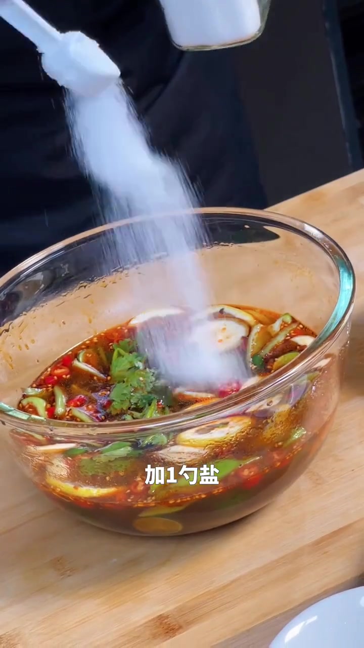 酸辣开胃，爽脆过瘾，谁能在炎炎夏日拒绝这么好吃的柠檬无骨鸡爪！