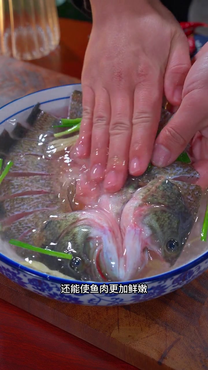 清蒸鲈鱼记得多加这一步，做法简单，鲜嫩好吃