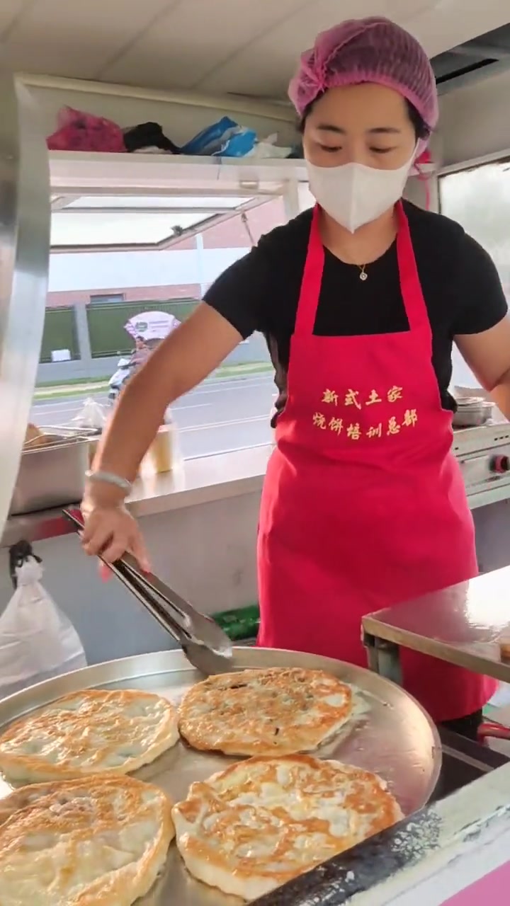 新式土家烧饼，外酥里嫩，非常有筋道，吃了会上瘾的「色」「色」