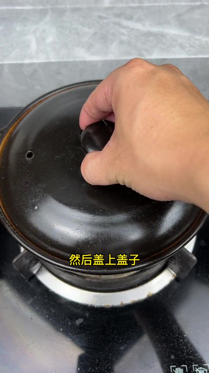 鱿鱼粉丝煲，粉丝吸收了鱿鱼的鲜味，很好吃
