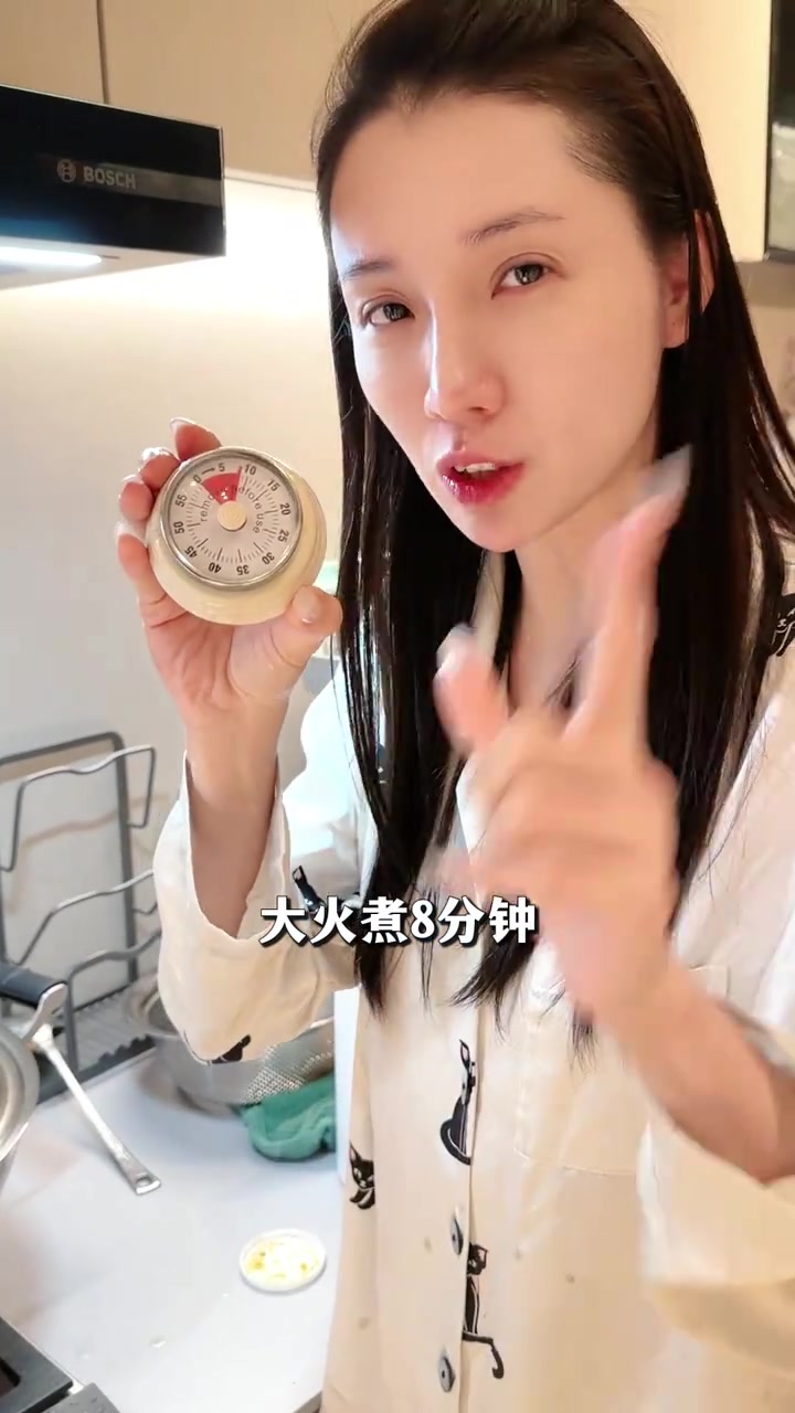 登登登！今天给大家分享一个我老公最喜欢吃的“香炒剥皮鱼”！这个做法适合用来煮所有淡水鱼哦～