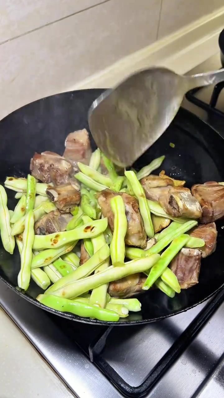 东北铁锅炖排骨做法，汤汁泡饭超满足！