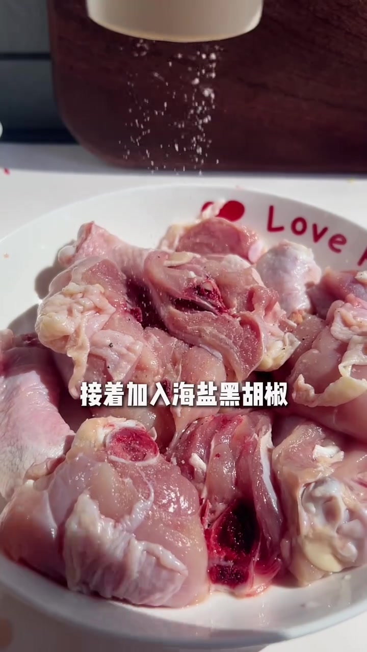 强烈推荐你们试试这道酸辣鸡腿炒年糕!是我家一致好评的宝藏招牌菜!专治各种挑食不服~尤其是家