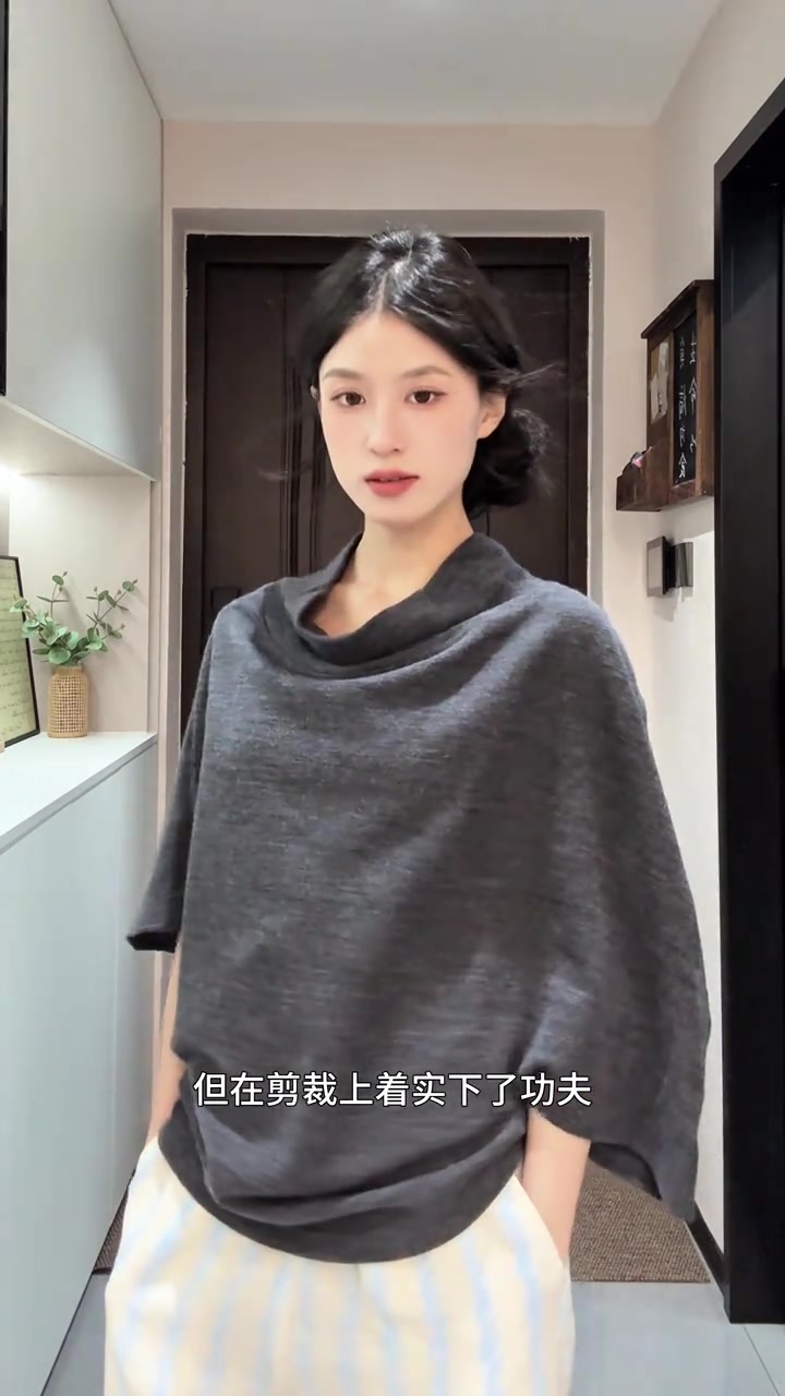 灰色T恤配鱼尾裙,复古穿搭氛围感拉满